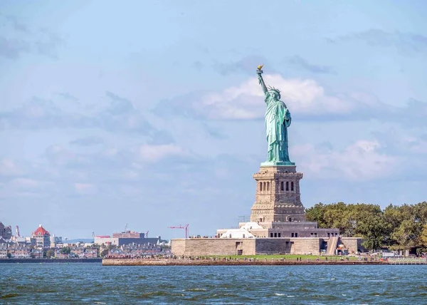 Statua Della Libertà Nel Porto New York Contro Cielo Blu — Foto Stock