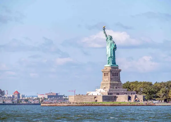 Άγαλμα Της Ελευθερίας Στο Λιμάνι Της Νέας Υόρκης Ενάντια Στον Φωτογραφία Αρχείου