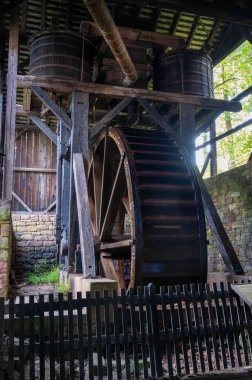 Hopewell Fırını 'nda devasa hidroelektrik su çarkı görünür şaft ve tellerle dönüyor. Koloni Amerikan Pensilvanya endüstrisi..