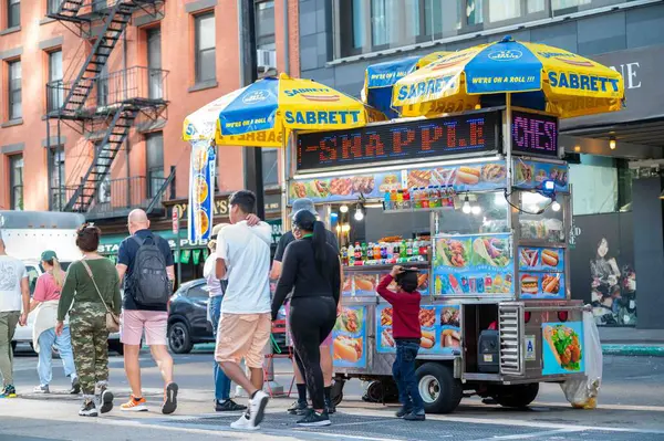 Nueva York 2023 Colorido Camión Comida Halal Vendedor Con Sombrillas Imagen de stock