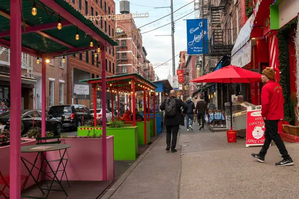 ニューヨーク ニューヨーク アメリカ 2023 カラフルな赤と緑の屋外ダイニングレストランキオスク ライトの弦と古風な古いニューヨーク市の近所のストリートシーンで歩行者 — ストック写真