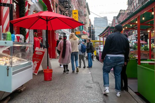 ニューヨーク ニューヨーク アメリカ 2023 カラフルな赤と緑の屋外ダイニングレストランキオスクとゲラートケース 古風な古風なニューヨーク市の近所のストリートにライトと歩行者の文字列 — ストック写真