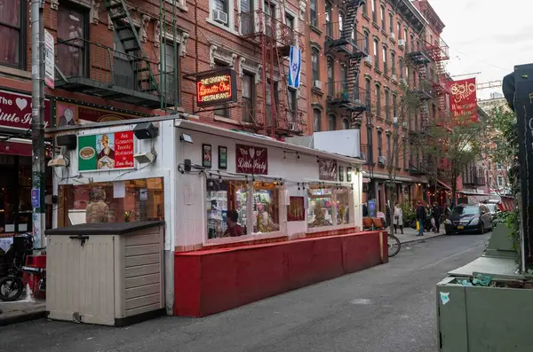 リトルイタリア ニューヨーク ニューヨーク 2023 リトルイタリアレストランのハートは歩行者 建物との忙しいニューヨーク市街の背景を持つ歩道の座席のキオスクをカバーしました — ストック写真