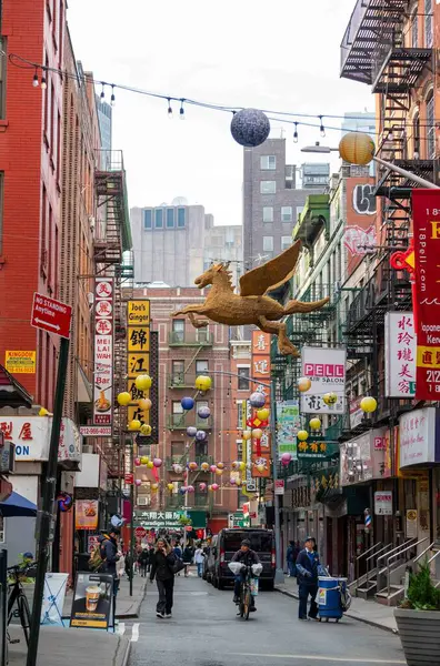 Chinatown New York Usa 2023 Színes Dekorációk Lámpásokkal Egy Repülő — Stock Fotó