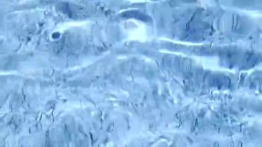 Nazik ama belirgin dalgalar, güneş ışığını yansıtan görüntüler boyunca akar. Mavi berrak yüzme havuzu suyu yumuşak ıslak doku ve hareketler rahatlatıcı ve huzur verici. Mükemmel bir geçmiş, tatil.