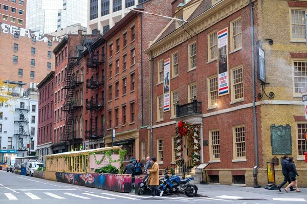 ニューヨーク ニューヨーク 2023 コロニアルフラウンズ 屋外シーティングエンクロージャー歩行者オートバイ火災脱出とクリスマスと古いレンガの建物 — ストック写真