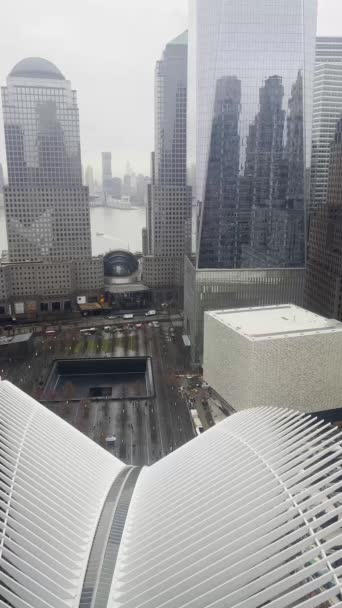 美国纽约 2023年12月1日曼哈顿空中城市景观俯瞰着奥古卢斯 世界贸易中心纪念馆 摩天大楼 圆形剧场和哈德逊河 还有船只和流动的车流 — 图库视频影像