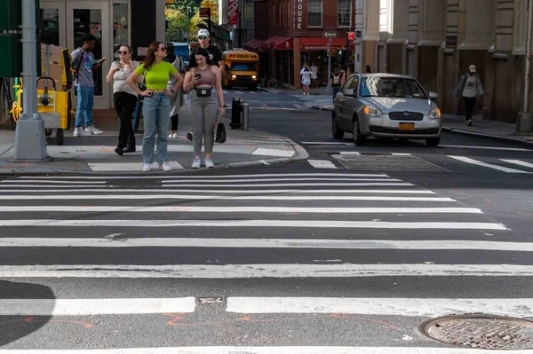 Жінки Розі Зайнятої Вулиці Манхеттена Чекають Перехрестя Білими Лініями Шкільний — стокове фото