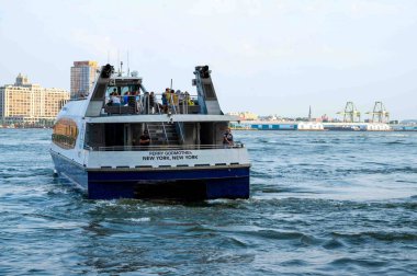 New York, New York, ABD 07-18-2023 Vapur Anne Feribotu Manhattan 'dan New York' a, Staten Island 'a yolcularla Hudson Nehri' ni geçer. Uzayı kopyala Sadece editör kullanımı