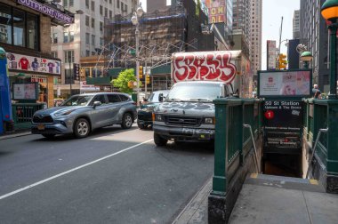 New York, New York, ABD 05-11-2023 Yoğun bir caddedeki graffitti sokak sanatı ile kaplı bir kamyon güneşli bir günde 50. sokak metro girişine. Sadece editör kullanımı.