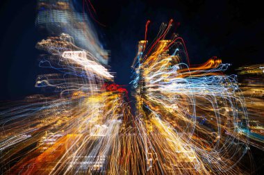 Yoğunlaşmamış yoğun kamera hareketi ICM bu görüntüye, patlayan renkli ışıklar ve kararan gökyüzü ile yüksek enerji dinamik gece hayatı hissi veriyor. Şehir gecesi geçmişi. Manhattan 'da şehir manzarasında Dünya Ticaret Merkezi binası görünüyor. İnsan yok!