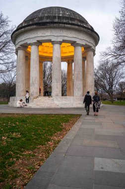 Washington DC, ABD, 03-04-2024 Silahlı Kuvvetler Anıt Kubbesi granit kolonlar ve iç aydınlatma ile. Turistler basamaklarda ve kaldırıma yaklaşıyorlar. Uzayı kopyala Sadece editör kullanımı.
