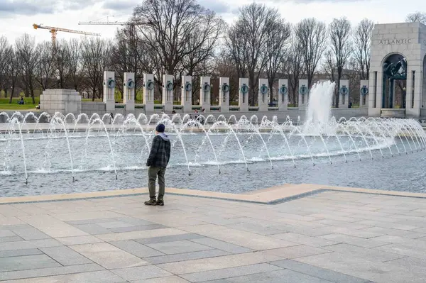 Washington Usa 2024 Hombre Solitario Está Lado Del Fouintain Memorial — Foto de Stock