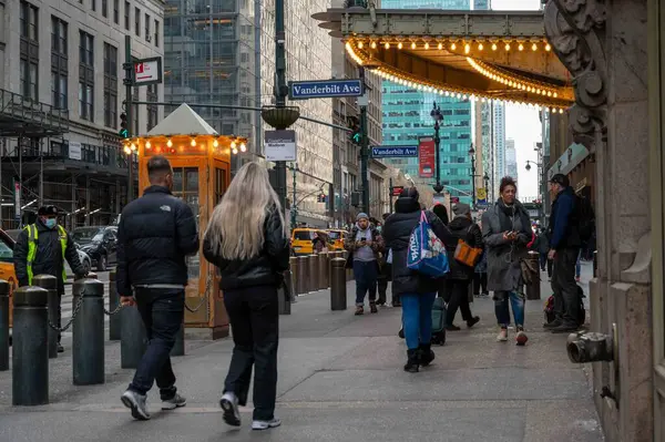 ニューヨーク ニューヨーク アメリカ 歩行者 グランドセントラル駅の前に忙しい街歩道で 街灯とタクシー — ストック写真
