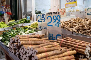 New York, New York, ABD 11-09-2023 Asya pazarında zencefil kökü bok choi ve Çin brokolisi fiyatlarıyla yakın çekim. Seçici odaklanma. Sadece editör kullanımı.