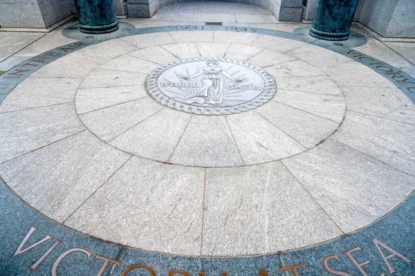 华盛顿特区 美国二次世界大战纪念花岗岩铺装圆形装饰胜利的大印章与复制空间 仅使用编辑 — 图库照片