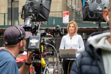 New York, New York, ABD, 05-14-2024 Laura Ingram ve Fox News ekibi 100 Center St. Donald Trump mahkeme salonu önünde canlı yayın yapıyor. Sadece editör kullanımı.