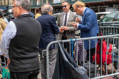 New York, New York, ABD 0514-2024 MSNBC haber ekibi ve ekipmanları Trump sus sus para mahkeme salonu 100 Merkezi St. Ari Melber, Lawrence O 'Donnell barikatın arkasında öğle yemeği molası veriyor. Sadece editör kullanımı