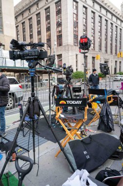 New York, New York, ABD 05-13-2024 Today Show yönetmenleri basın alanında kamera ve ışıklandırma ile Trump mahkeme binası önündeki metal barikatların arkasında 100.