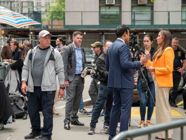 New York, New York, ABD 05-14-2024 100 St. Centre St. MSNBC Yasmin Vossoughian röportajları Vivek Ramaswamy Trump Para Müdahale Mahkemesi önünde kamera ekibi ile yapılan basın duruşması