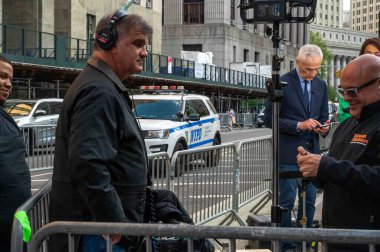 New York, New York, ABD 05-13-2024 Univision haber ekibi Donald Trump sus payı duruşması sırasında 100 Centre Street Adliyesi önünde. Jorge Ramos telefonu kontrol ediyor. Sadece editör kullanımı.