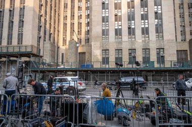 New York, New York, ABD 05-13-2024 Haber ekipleri Trump 'ın önünde sessiz sedasız para seçim engelleme mahkemesi 100 Centre Street teçhizatını günün sonunda toplayın. Sadece editör kullanımı.