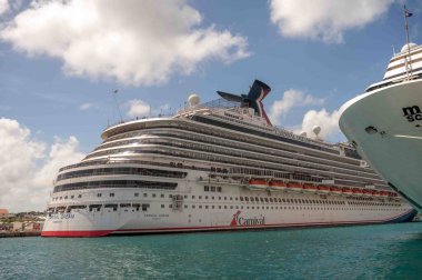 Nassau, Bahamalar, 09-26-2024 gezi gemisi Karayipler 'e yanaştı mavi gökyüzünün altında. Filikalar ve balkonlar görünür..