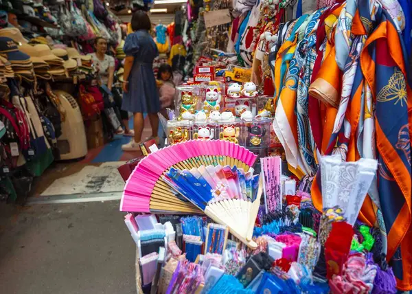 New York, New York, ABD, 07-07-2024 Chinatown Manhattan hediyelik eşya dükkanı, renkli ıvır zıvırlar, girişler ve müşteriler tarafından sokağa yığılmış hatıralar. Sadece editör kullanımı.