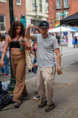 Philadelphia, PA, ABD, 06-02-2024, Aktif kıdemli adam Philadelphia Onur Festivali 'nde poz verdi, kalabalık şehir festivali parti geçmişi