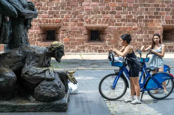 New York, New York, ABD 08-14-2024 Battery Park Manhattan 'da bisikletli iki Asyalı kadın turist Luis Sanguino' nun 