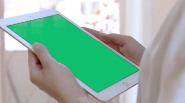 Tablette yeşil ekranlı kadın aranıyor