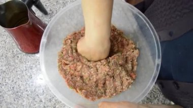 Kadın evde barbekü için köfte hazırlıyor.