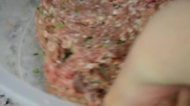 Kadın evde barbekü için köfte hazırlıyor.