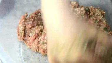 Kadın evde barbekü için köfte hazırlıyor.