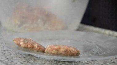 Kadın evde barbekü için köfte hazırlıyor.