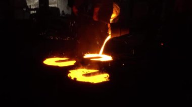 Erimiş demiri kalıplara dök