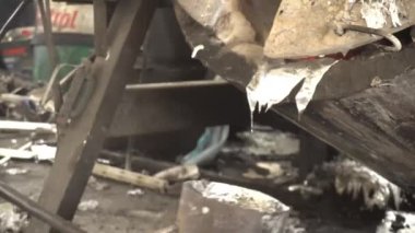 Dökümhanedeki işçiler kumun içine sıvı alüminyum döküyorlar.