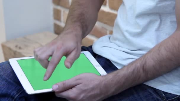 Man Zittend Cafe Tablet Met Groen Scherm Zoeken Internet — Stockvideo