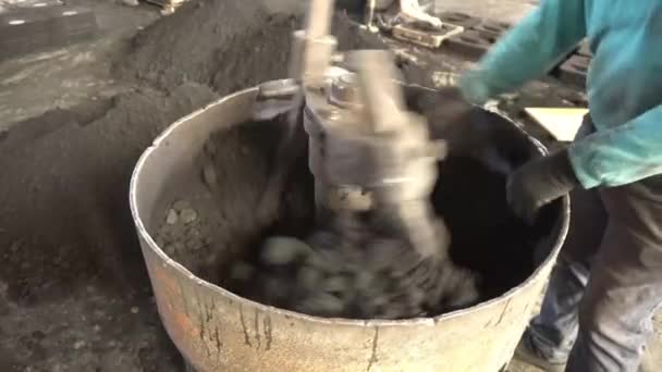 Döküm Toprağı Alüminyum Döküm Için Hazırlanıyor — Stok video