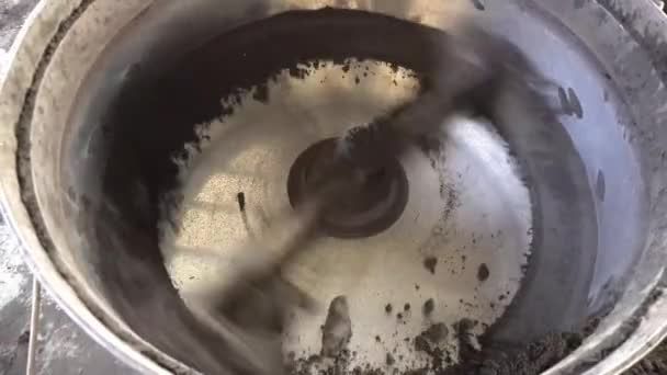 アルミニウム鋳造用の成形土の準備 — ストック動画