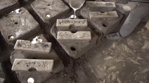Arbeiter Einer Gießerei Gießen Flüssiges Aluminium Einen Sandguss — Stockvideo