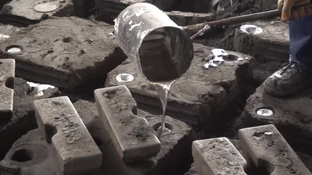 Trabalhadores Uma Fundição Vertendo Líquido Alumínio Molde Areia — Vídeo de Stock