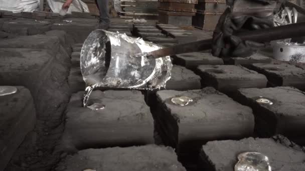 Trabajadores Una Fundición Vertiendo Aluminio Líquido Una Fundición Arena — Vídeos de Stock