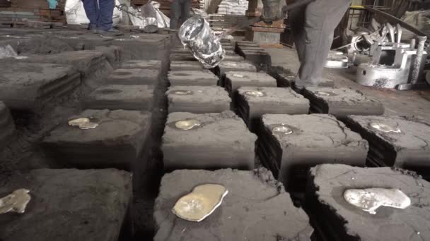 铸造厂的工人将铝液倒入砂中 — 图库视频影像