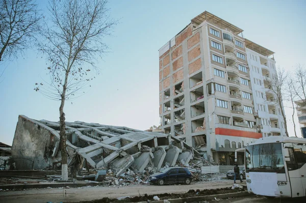 Hatay depreminden sonra yıkılmış ev