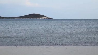 Deniz kenarı, kum, güneş ve dalgalar