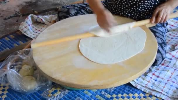 Φτιάχνοντας Σπιτικό Ψωμί Στο Χωριό — Αρχείο Βίντεο