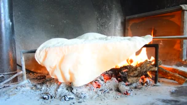 做面包的女裁缝点着柴火烤面包 — 图库视频影像