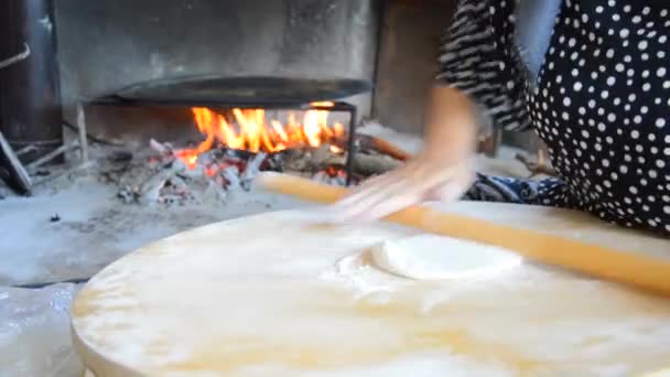Жінка Робить Хліб Запалив Дрова Щоб Випікати Хліб — стокове відео