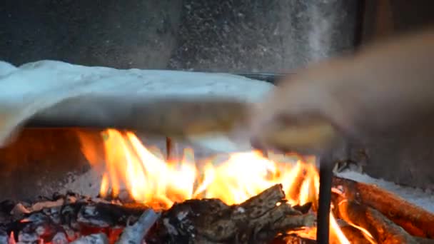 Femeie Care Face Pâine Aprinde Lemnul Foc Pentru Coace Pâine — Videoclip de stoc